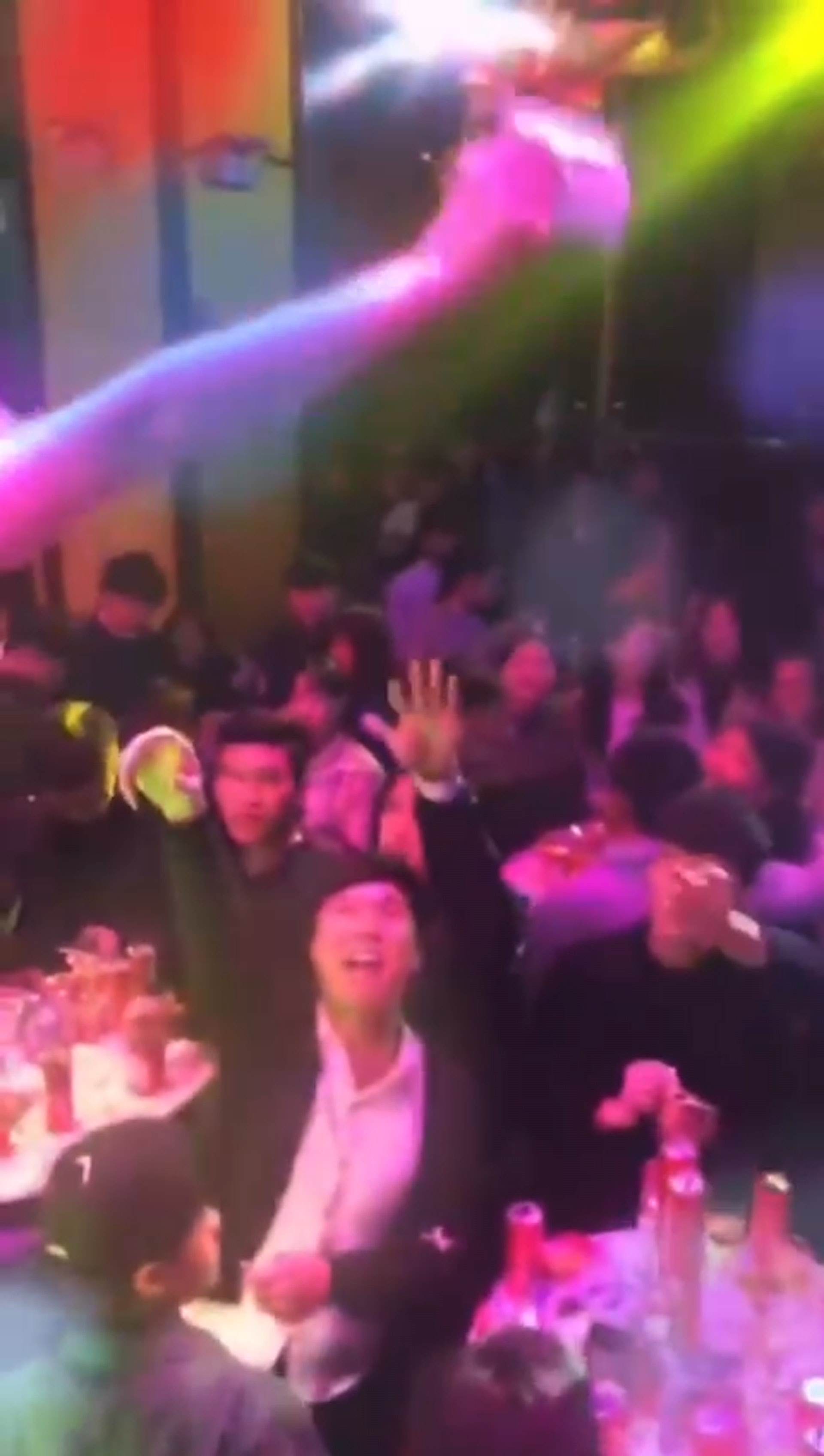 台下觀眾非常興奮。