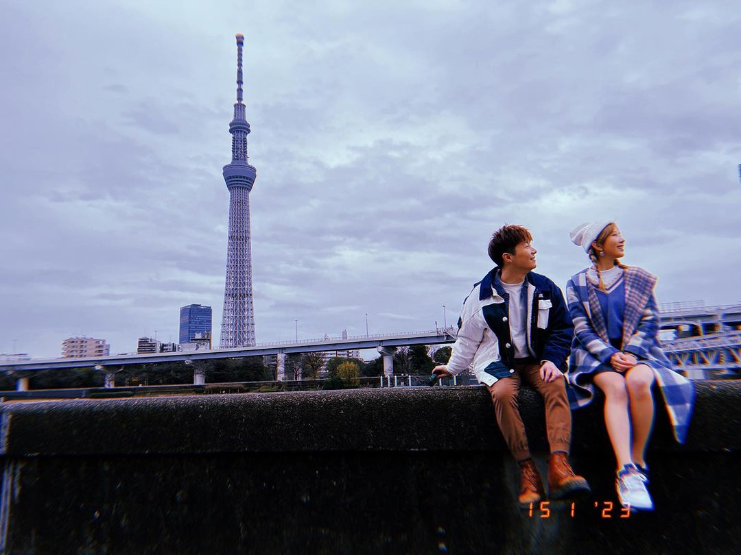 不過他就宣稱兩人只是工作上的拍檔。