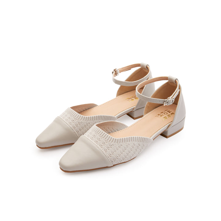 是次推出的是帶有春日感覺的 Karlie Knit Sandals ,有別於其他的返工鞋,品牌特意選用針織拼植物皮革材質