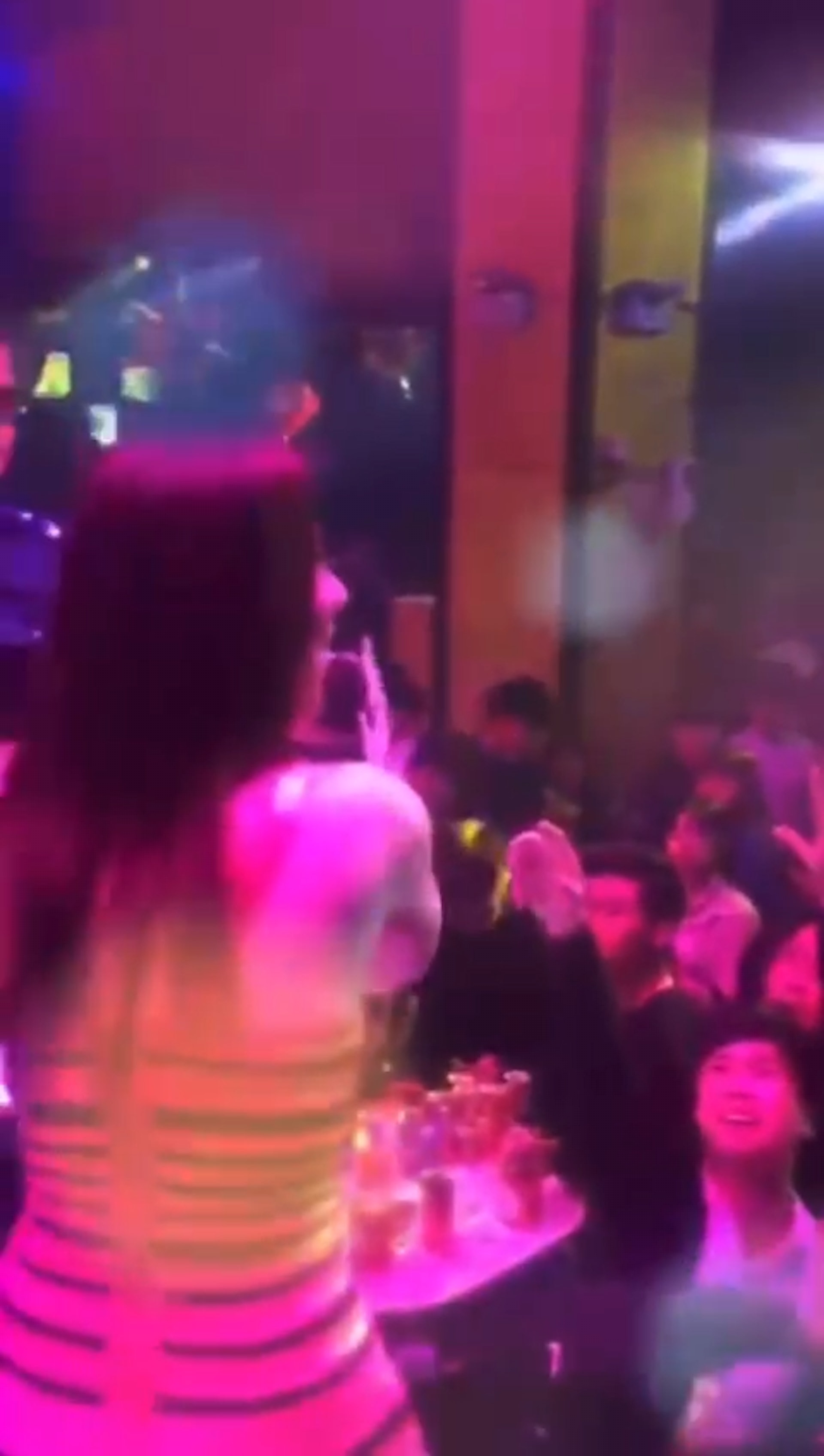 伍慧珊唱得好賣力。