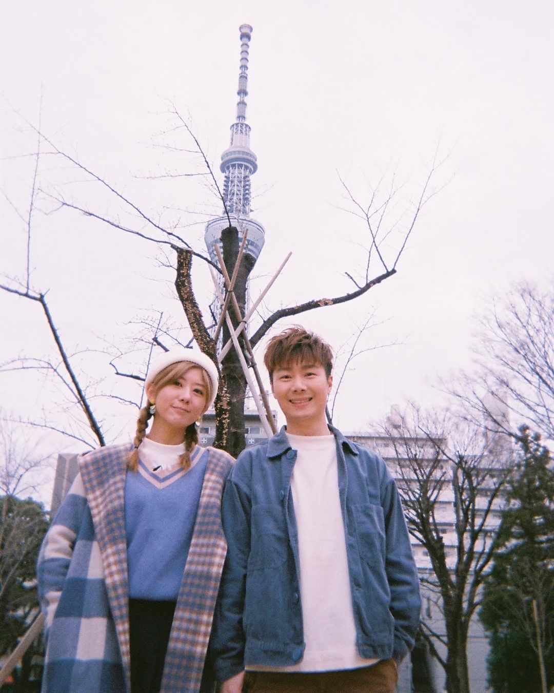 「你兩個真係好襯」、「我見到有拖手，應該拍緊！」、「雖然...或者...可能唔係拍拖，但都鼓勵你哋拍拖」。