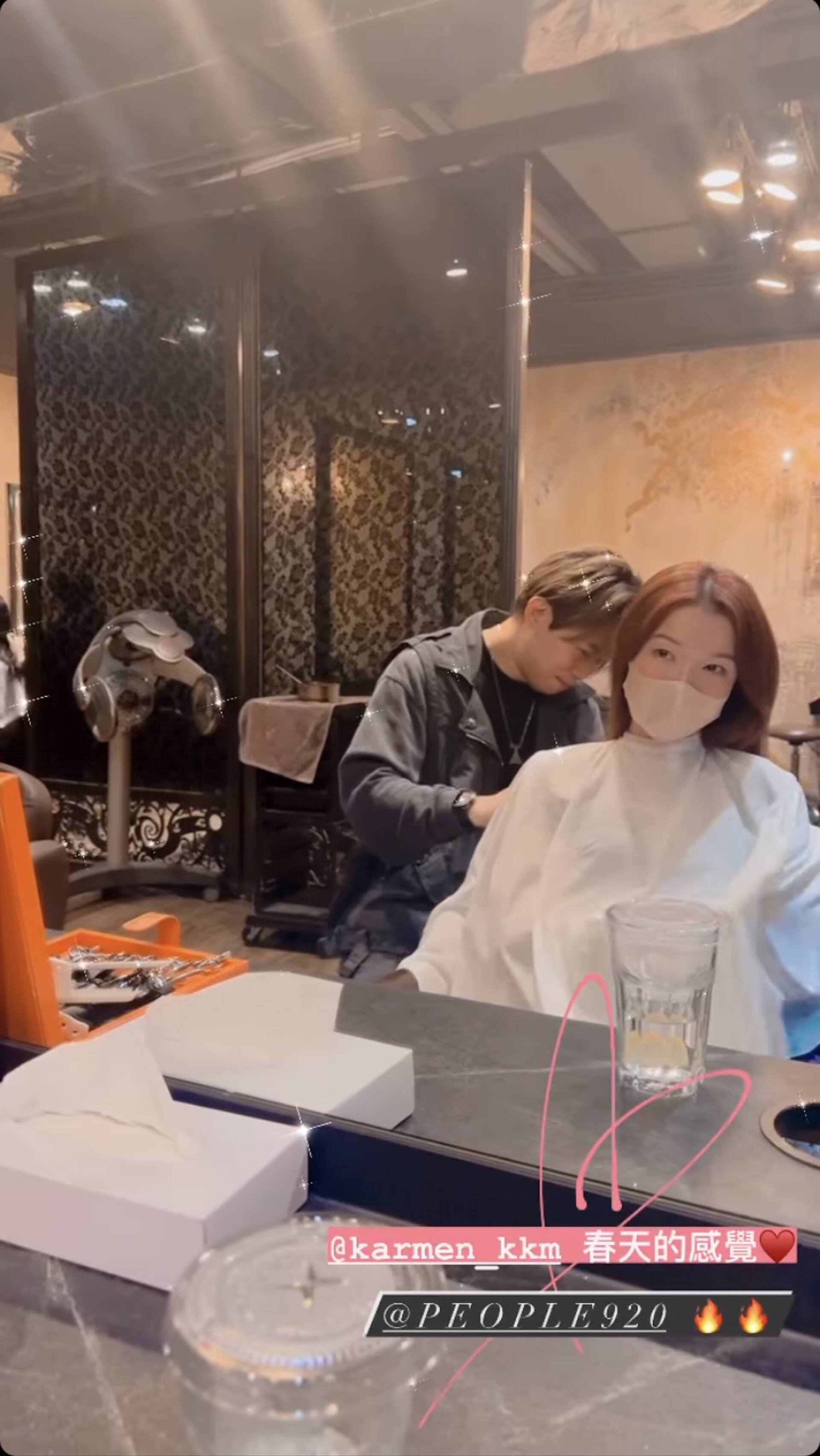 郭嘉文身處髮型屋整頭髮。