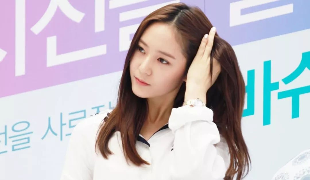 頭髮出油原因：經常摸頭髮。