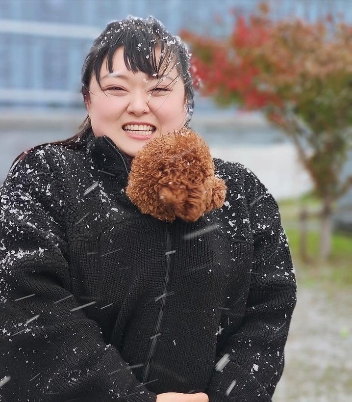 細細粒憑藉肥妹可愛形象成功入屋，繼約滿TVB後便轉戰內地做吃播KOL，她經常直播大飲大食而深受內地網民歡迎。
