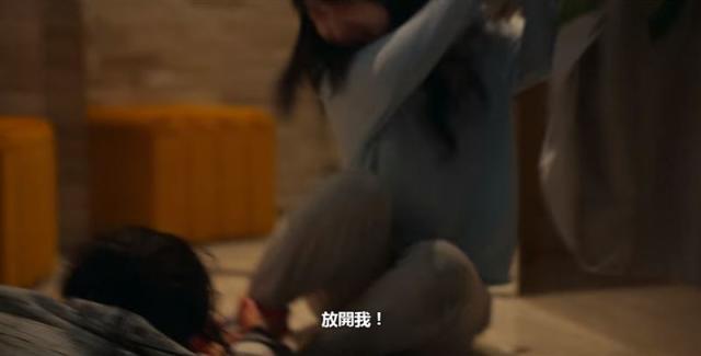 「金京蘭」在動手前特地將手袖拉長蓋過手指,因此沒有她的指紋。