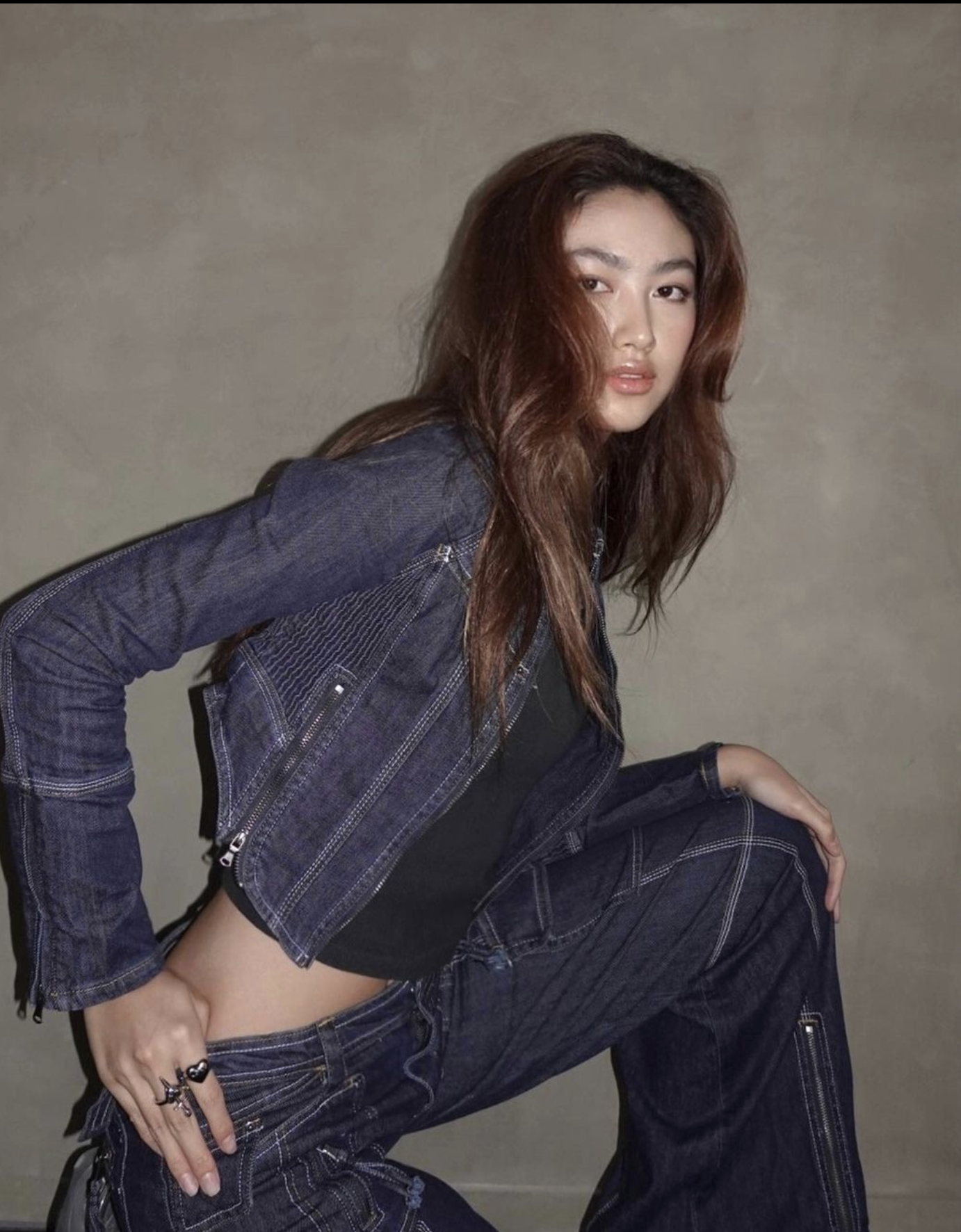 任晴佳在自己的社交平台分享了自己在停車場的相片。