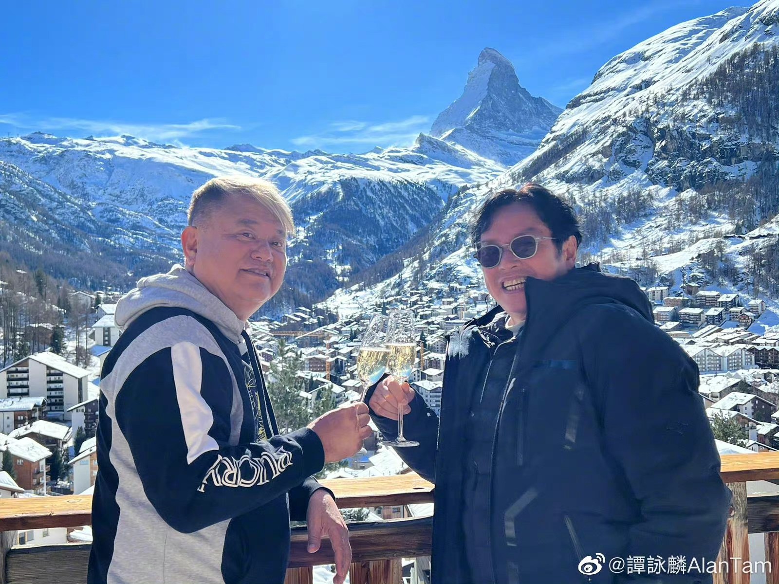 到達瑞士後，他們先在山下喝了杯迎賓酒。