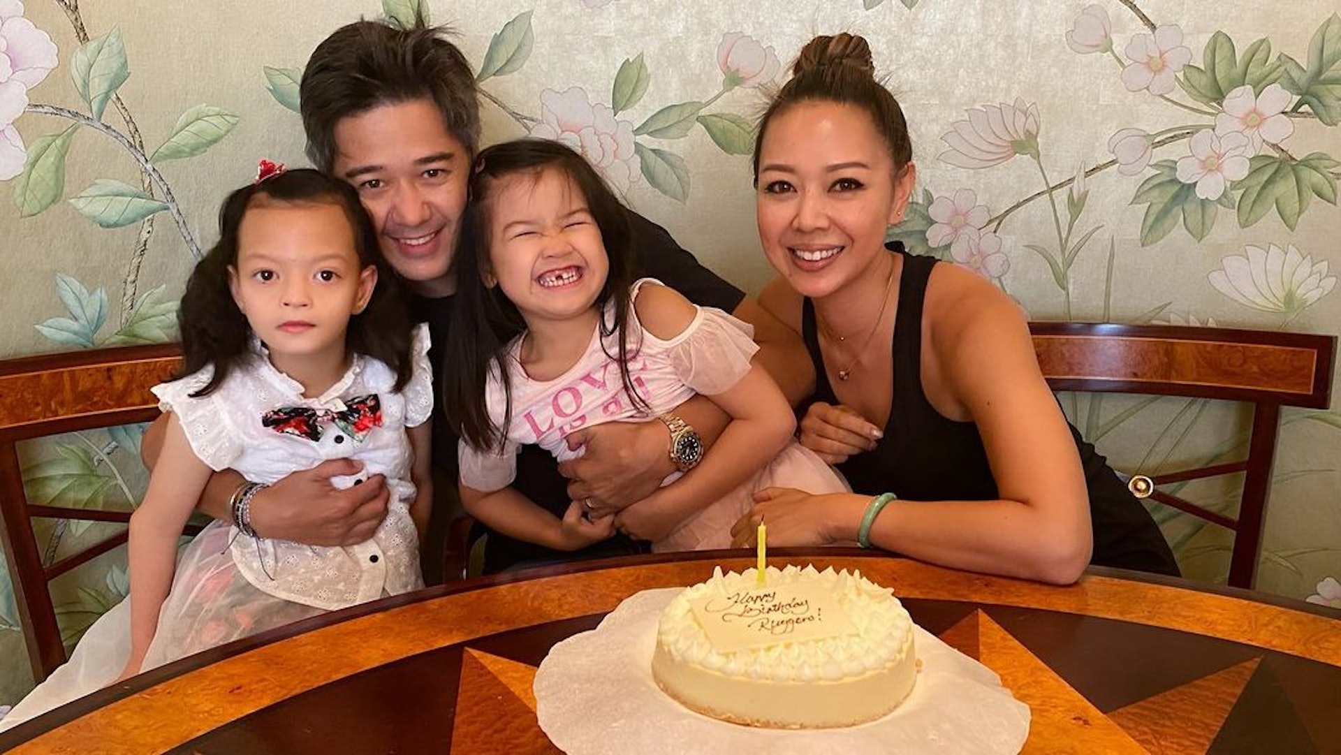 雖然鍾麗淇大女Isabella仍未能自己平衡,需靠坐行支架行路,但一家人仍抱有希望。