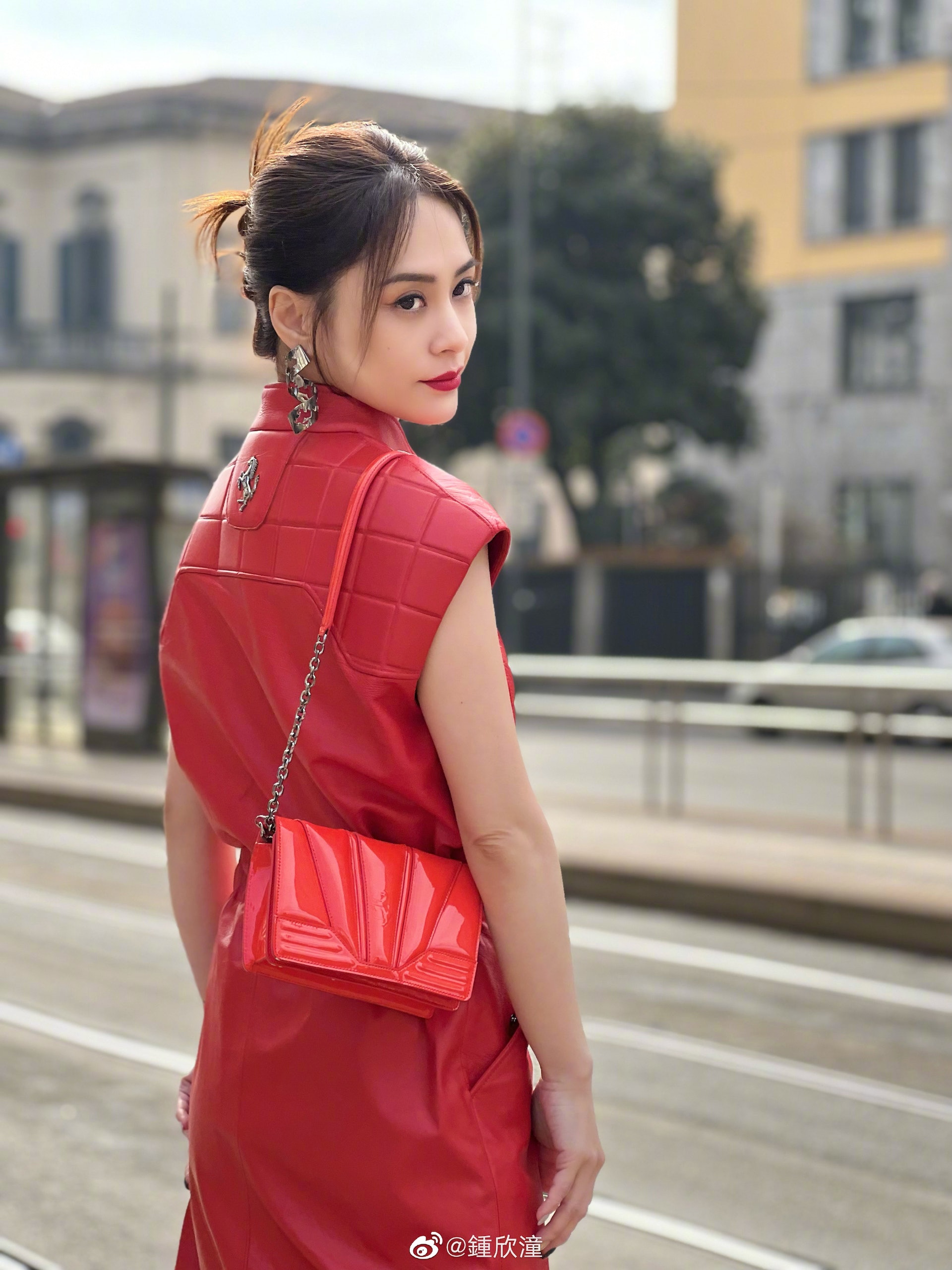 阿嬌近日前往米蘭時裝周以一身鮮紅色長裙亮相。