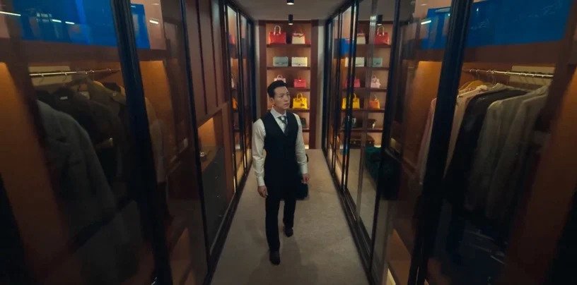 「河度領」衝到家裡的衣帽間,才注意到一直放在衣櫃上數量超多的藍色紙袋,全都來自「全宰寯」的精品店「午寐」。