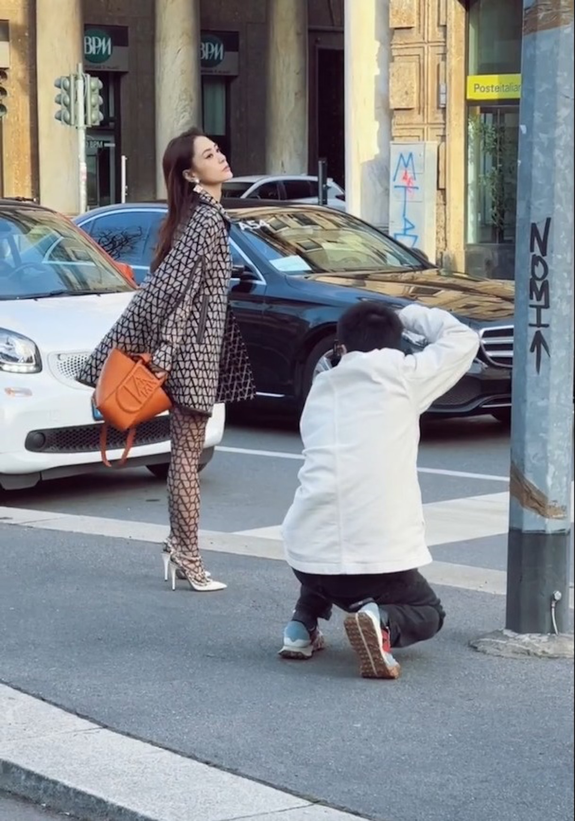 阿嬌時而仰頭又低頭,盡現型格一面。