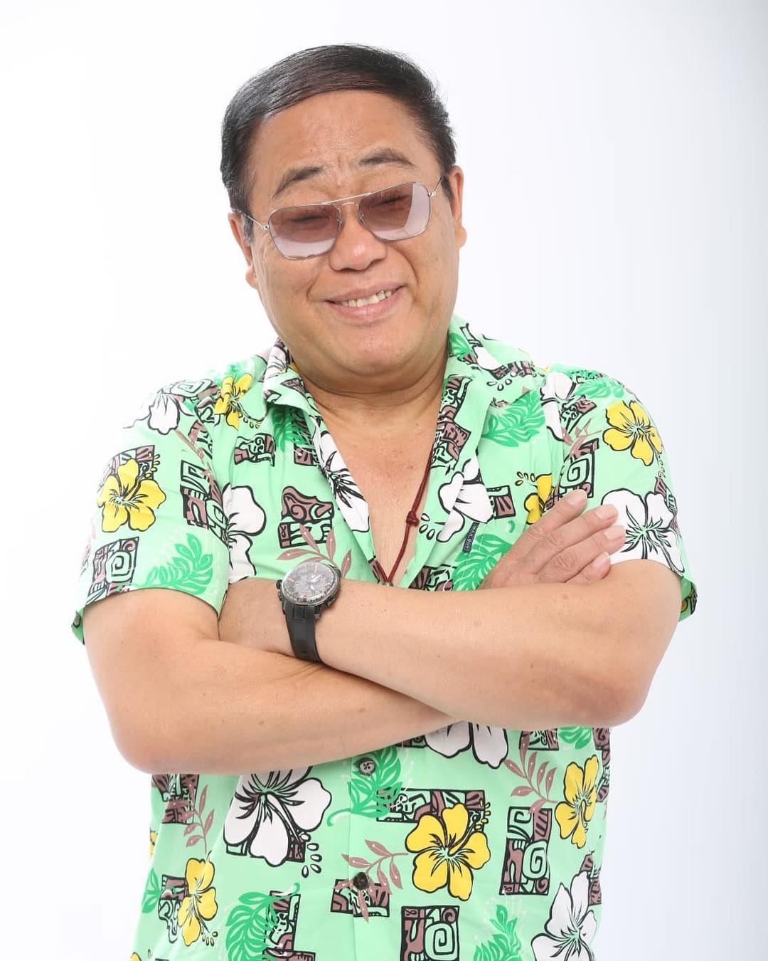 相中可見，73歲的曹總戴著標誌性茶色眼鏡，面色紅潤，精神奕奕，身型樣貌與以前沒有太大變化，看來已經重拾健康。