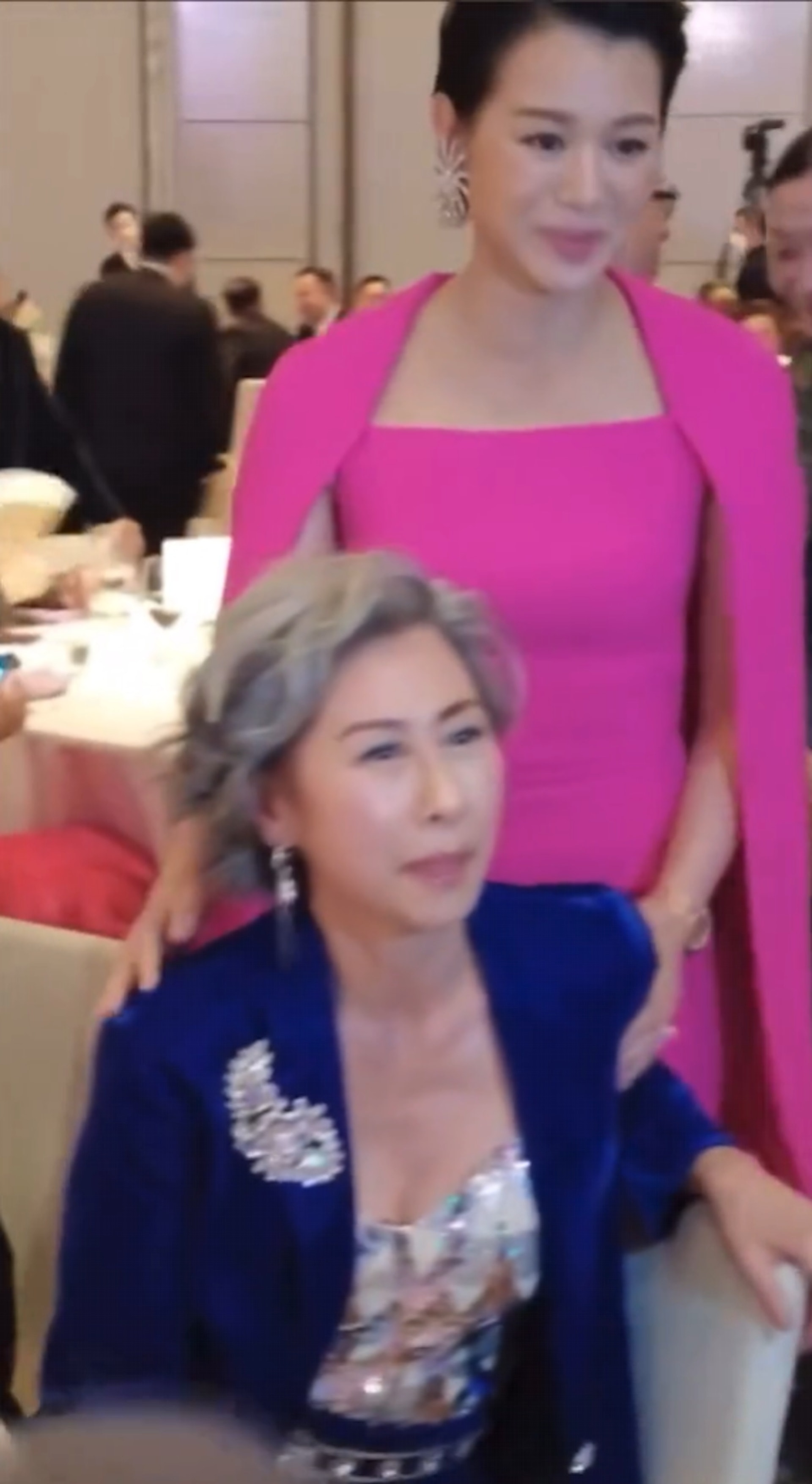 胡杏兒彎腰要葉蒨文安坐的片段在網上瘋傳,不少網民大讚她孝順。