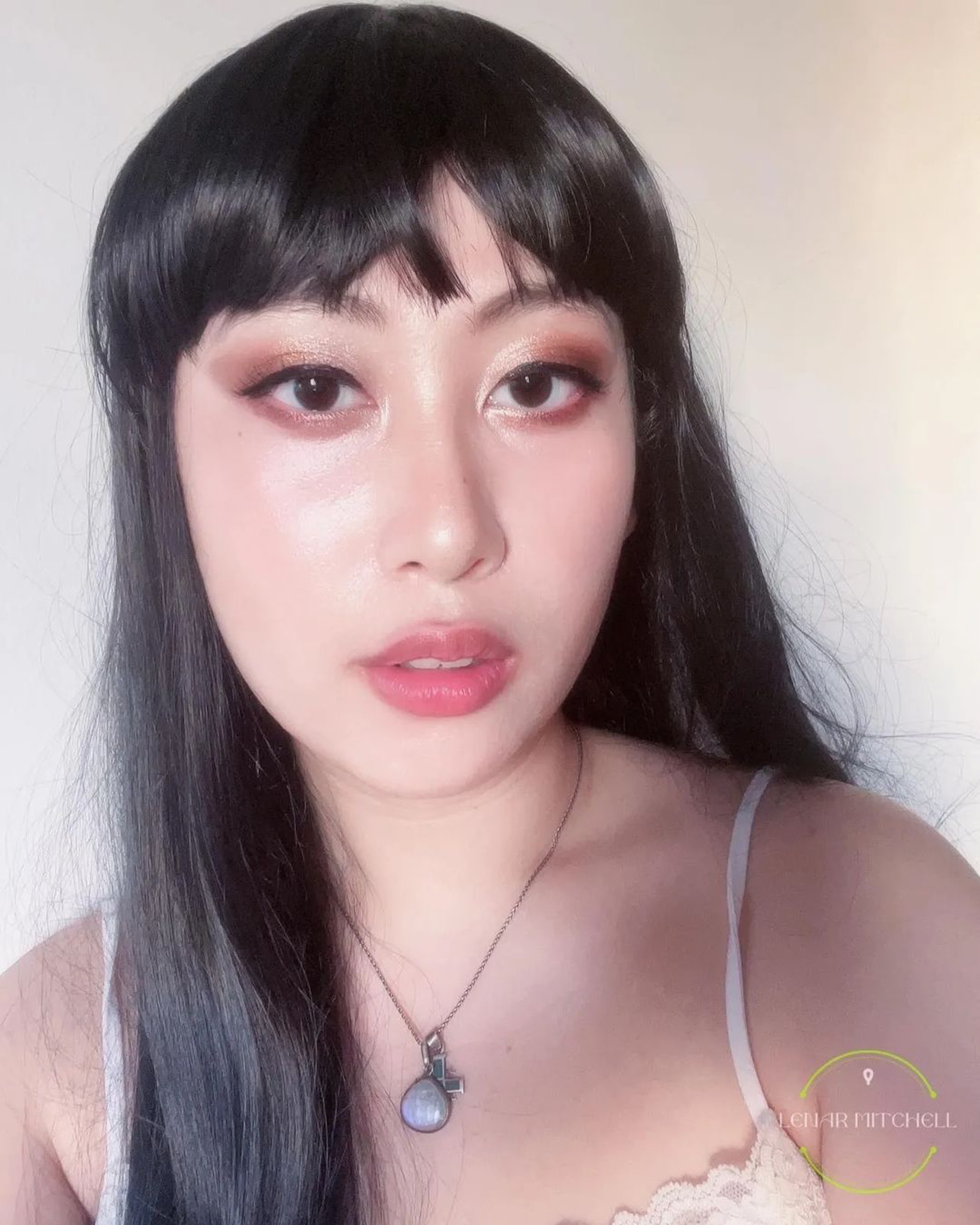 利愛安充滿自信對著鏡頭擺動身體。