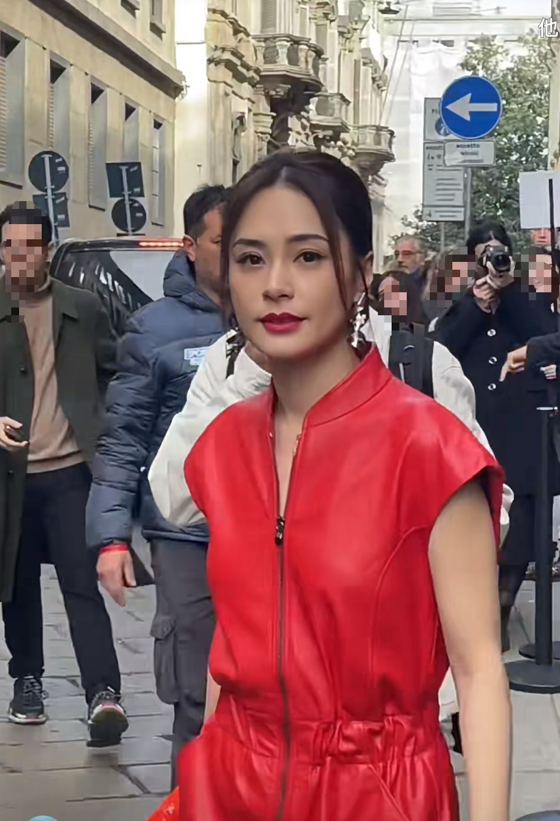 阿嬌近日前往米蘭時裝周,一出場即成為焦點。