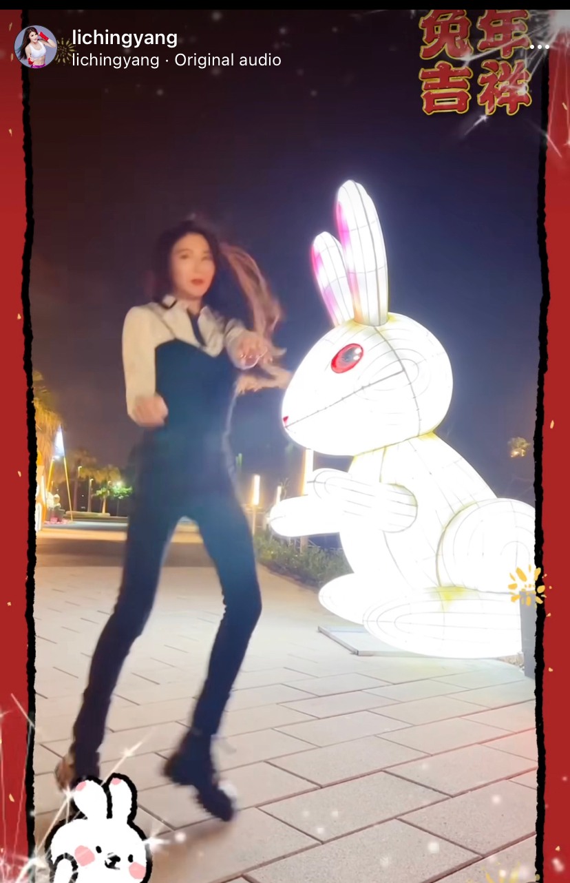 楊麗菁表演跳舞，十分落力。