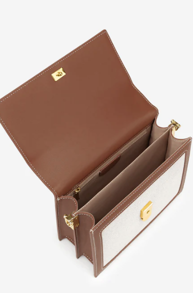 這款迷你翻蓋包整體使用帆布面料,並採用超細纖維素皮革飾邊,再搭配上金色配扣,低調又不失獨特,百搭又耐用!