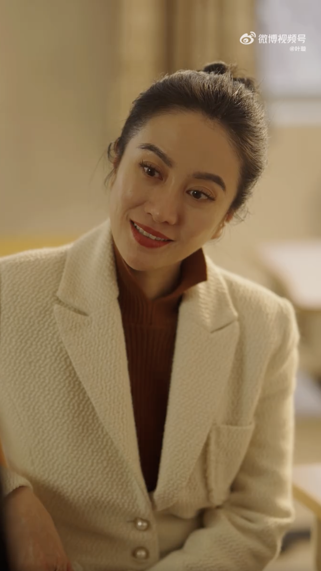 一改早前直播時邋遢形象,令網民指她精緻五官終於不失古典美人風範。