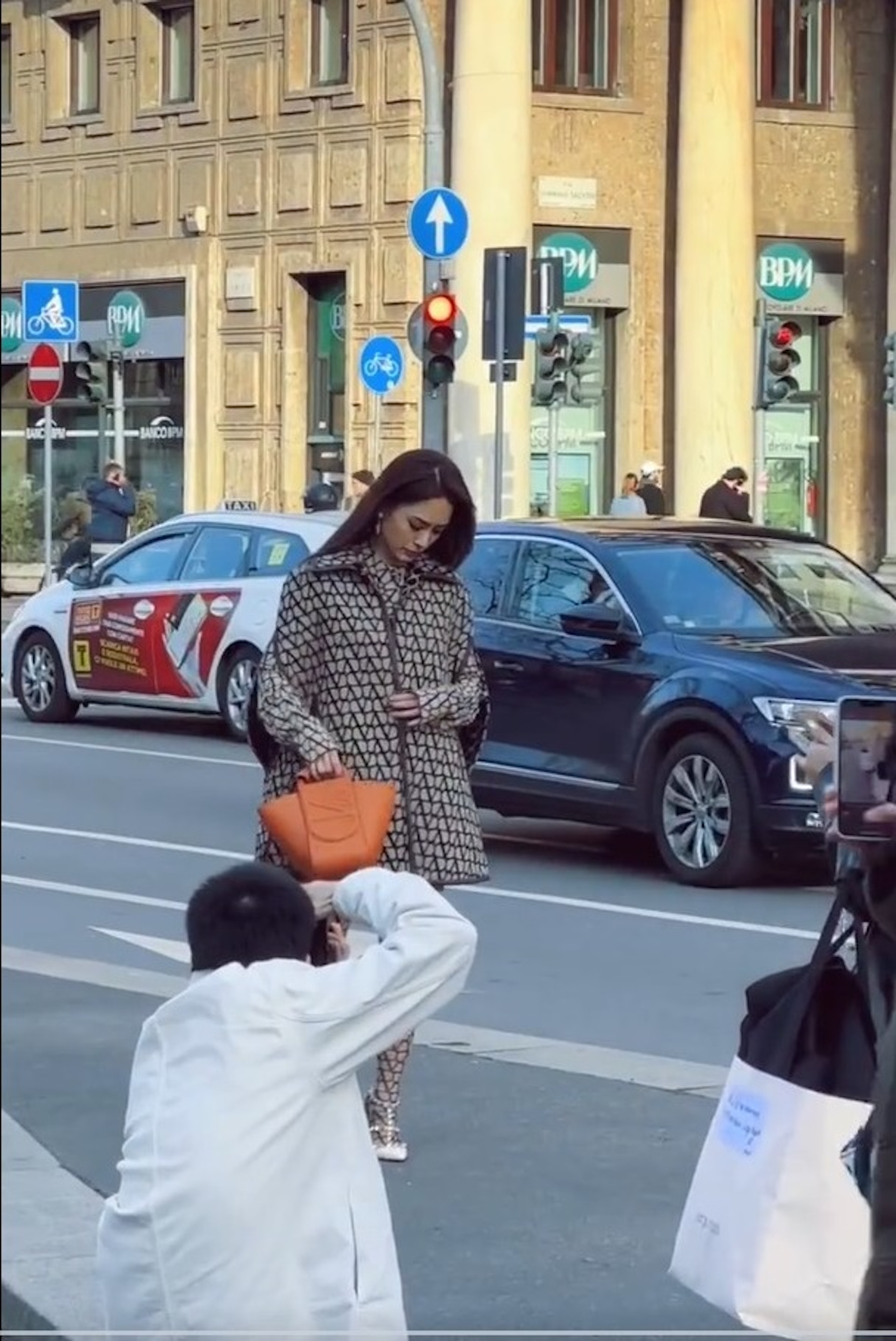 阿嬌身穿印有紋理的套裝現身米蘭街頭。