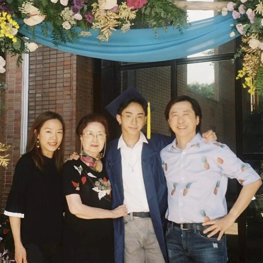 哈林曾坦言看過小哈利的女裝照，但他認為只要兒子開心健康就好，作為爸爸會全心支持。