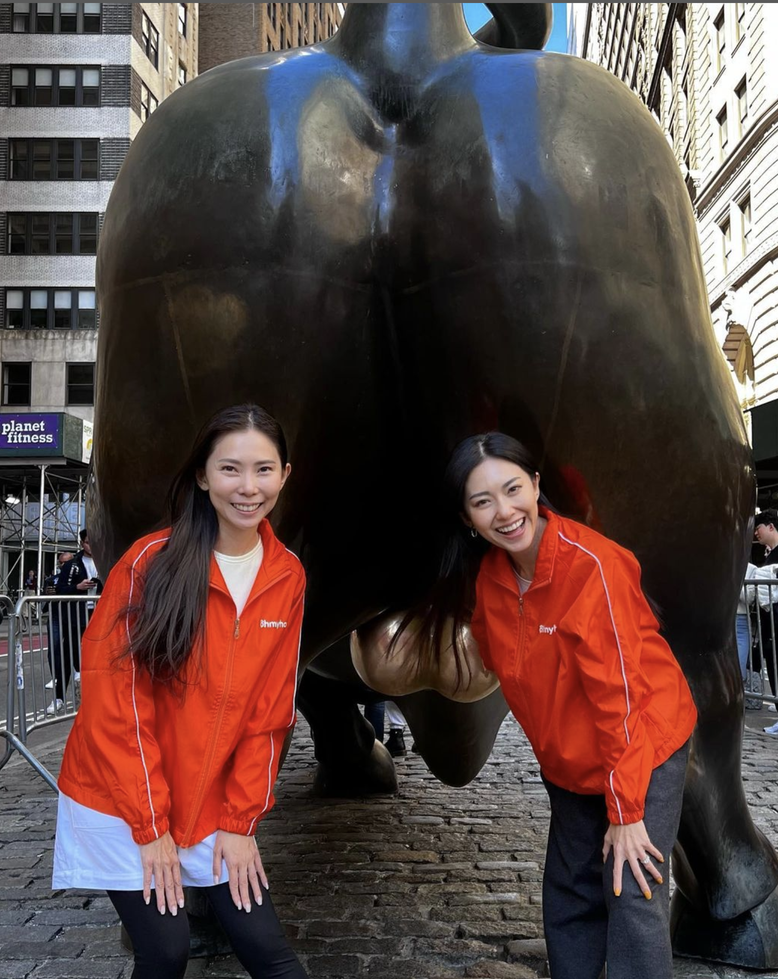 黃婉佩Race分享了與妹妹Rhonda站在華爾街銅牛前的合照