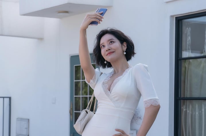 回顧到第2集崔惠程私下偷穿洗衣店客人的衣服與朴涎鎮和李蓑羅會面，兩人當時見到崔惠程後便相視一笑問到：「身上是新衣服？」崔惠程滿臉炫耀說是男友贈送。