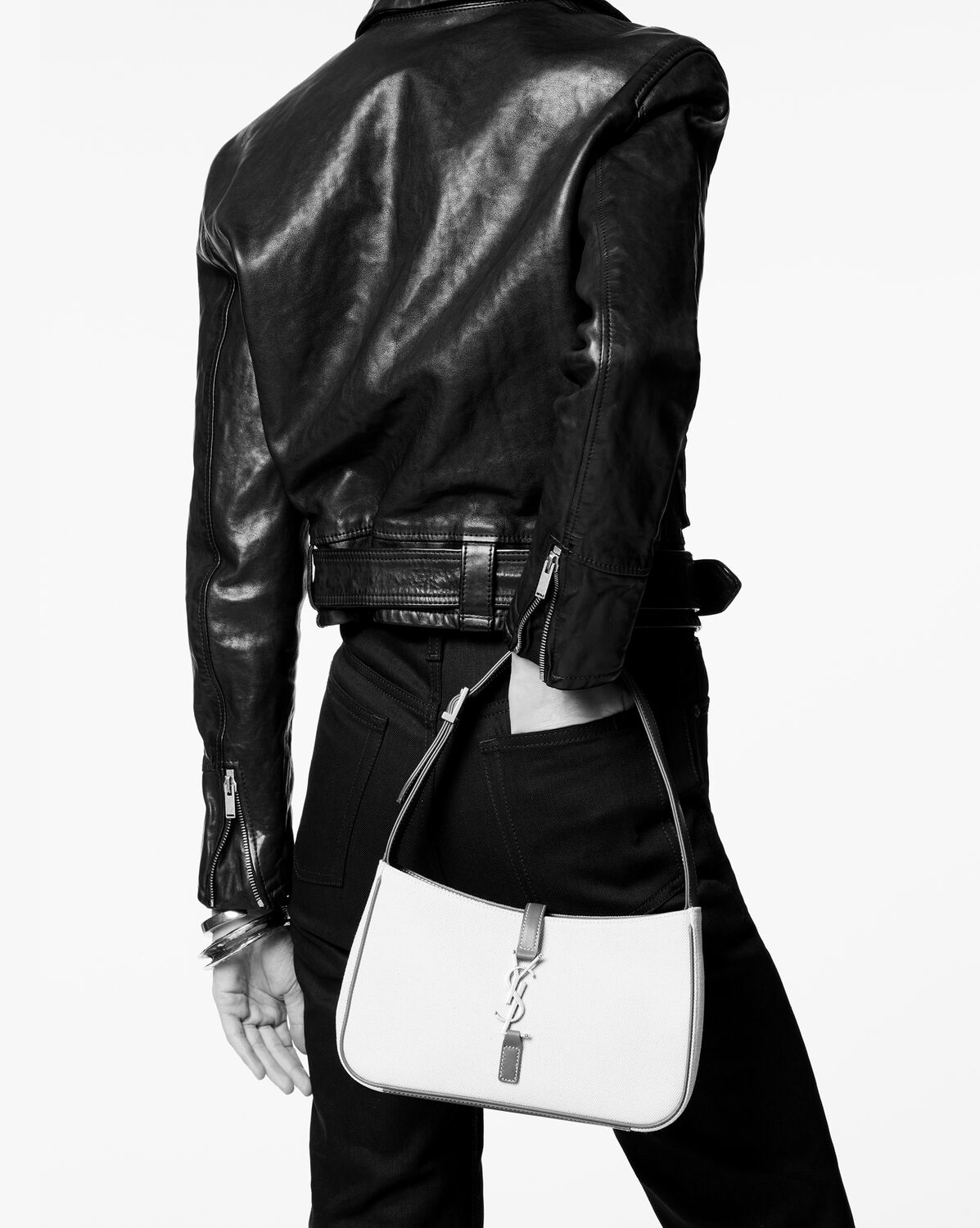 Saint Laurent LE 5 À 7 IN CANVAS AND LEATHER上手增添休閒感