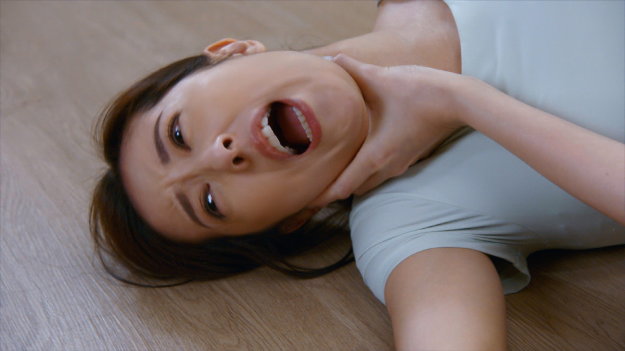 兩人由口角戰變為「強行拉筋」,最後升級為摔跤。