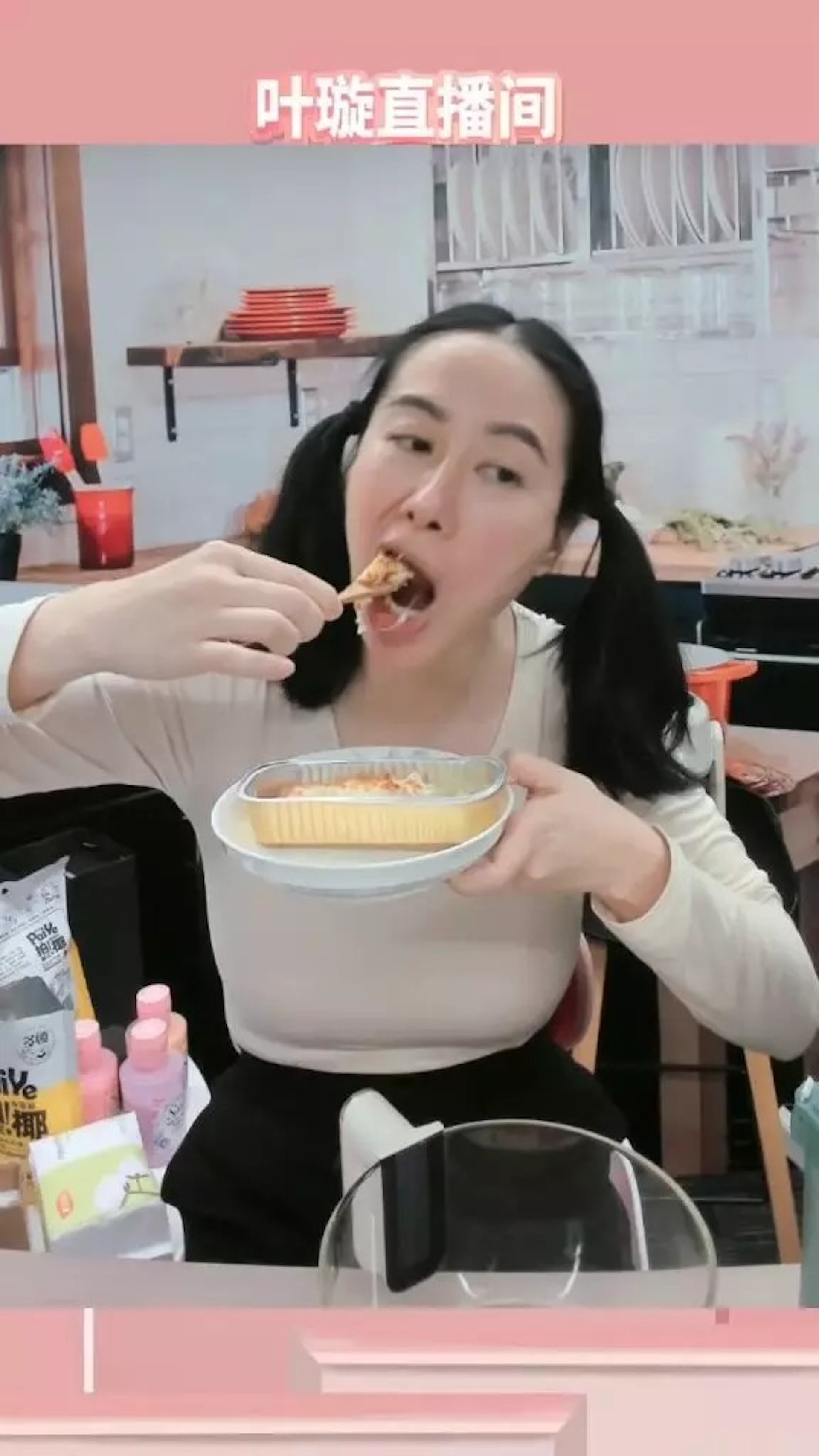 葉璇吃相豪邁,行為舉止充滿大媽味。