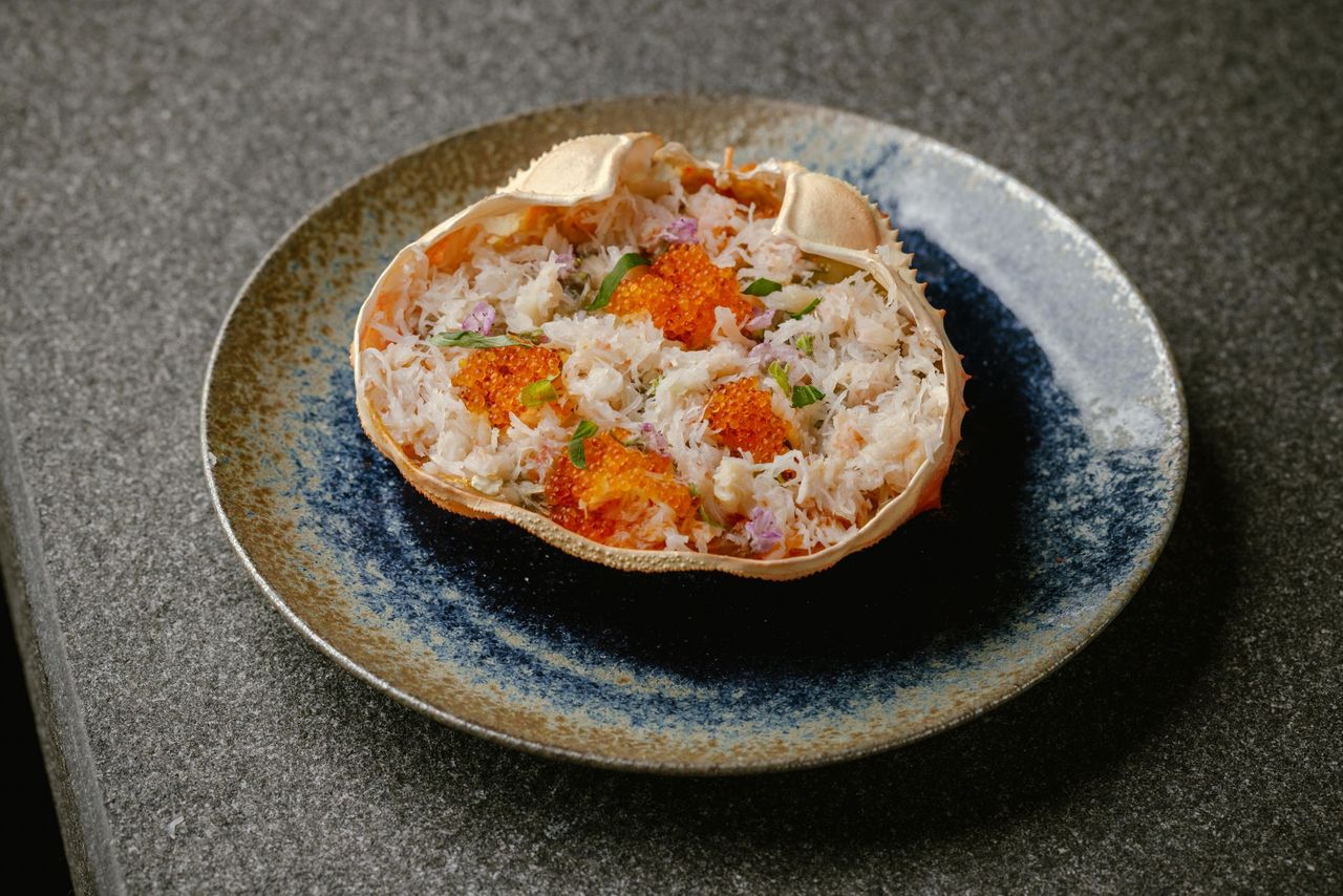 餐廳只有23個座位，提供兩種不同的體驗：一種是在11人吧枱中享用的鐵板燒嚐味菜單，另一種則是較休閒的風格，讓客人與朋友一邊聊天暢談，一邊享用單點菜單的用餐區。