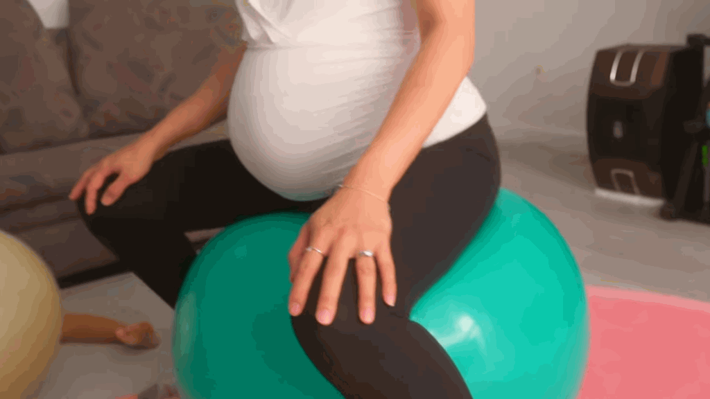 片中可見鍾嘉欣難掩緊張，表情痛苦咬唇，老公亦一直在旁握著她的手，給她鼓勵！