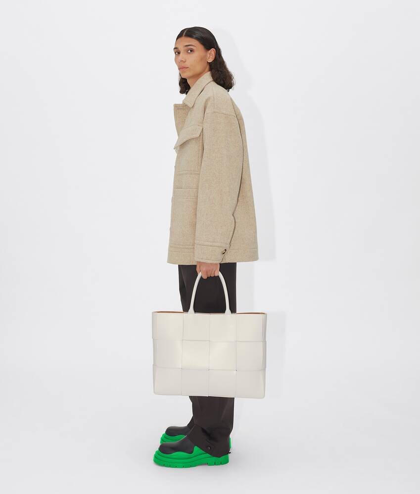 縱橫交錯的設計俐落大方,內層則採用絨面皮革設計,盡顯低調簡約又相當耐看易襯。