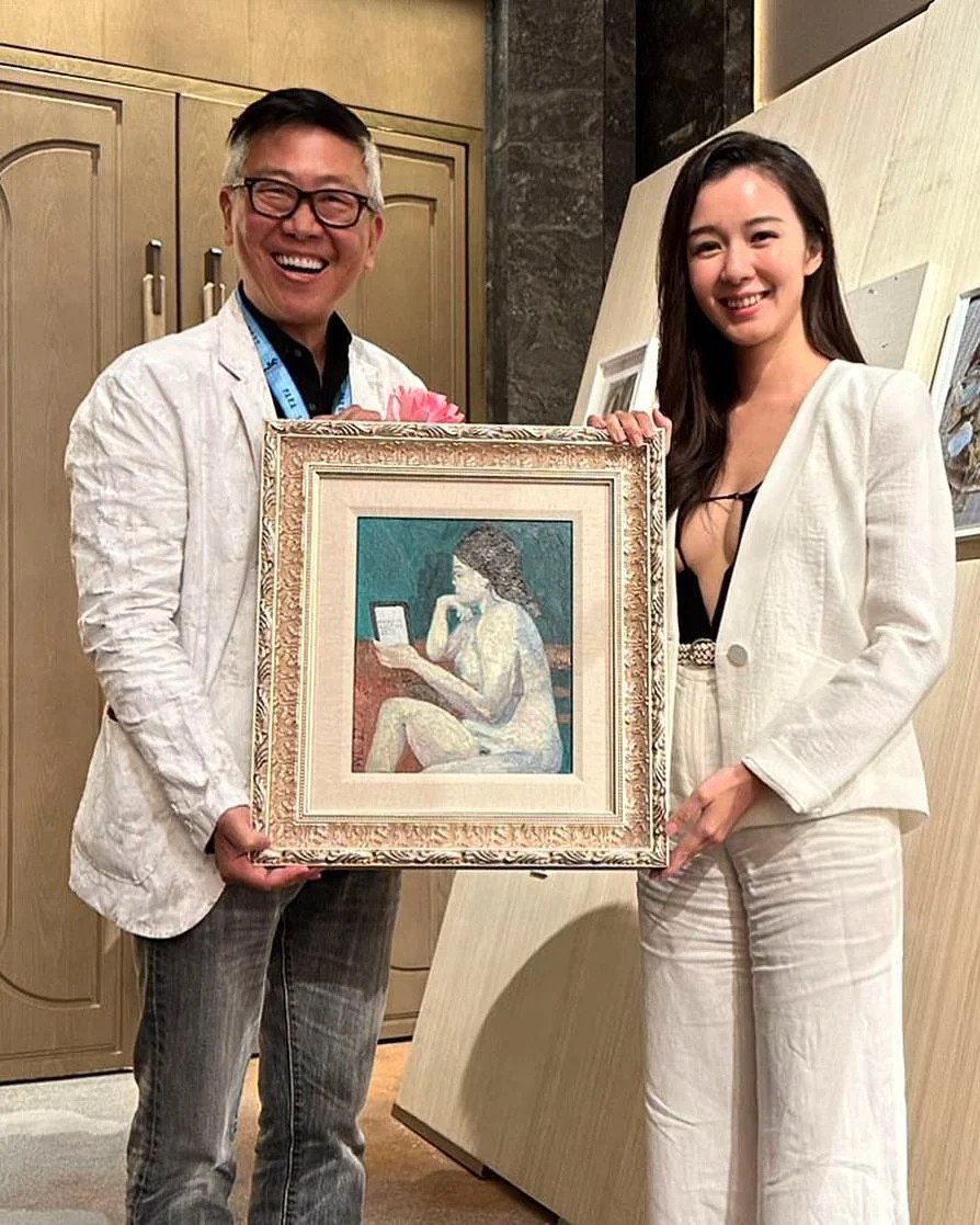 麥明詩以一身白色外套及長褲打扮出席畫廊,但內裡則穿上黑色超低胸DEEP V上衣,盡騷火辣身材。