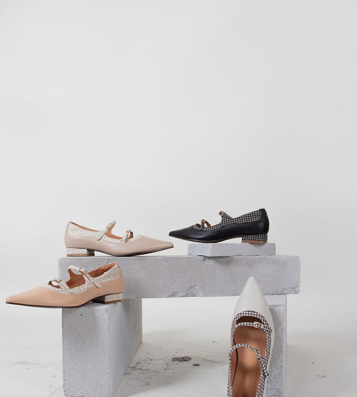 這款以全牛皮製造的尖頭花呢絨拼皮低跟鞋,運用雙帶配上時尚的千鳥紋,為鞋款增加了一份獨特及優雅感。