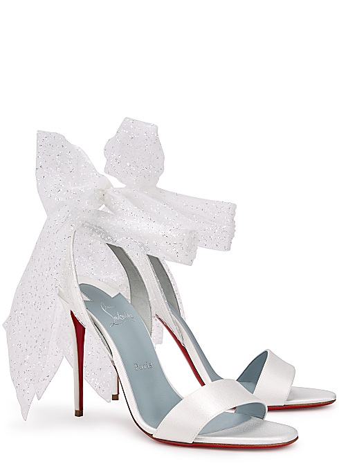 由法國鞋履設計師Christian Louboutin創立的同名品牌主打優雅時尚的鞋履,以品牌標誌性「紅鞋底」聞名。