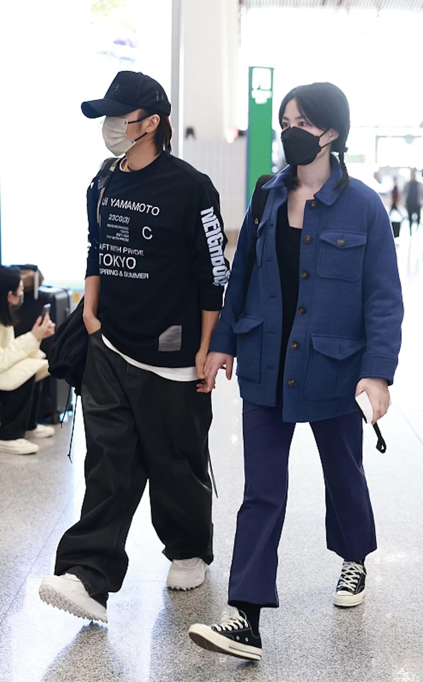 謝霆鋒與王菲手拖手現身北京機場