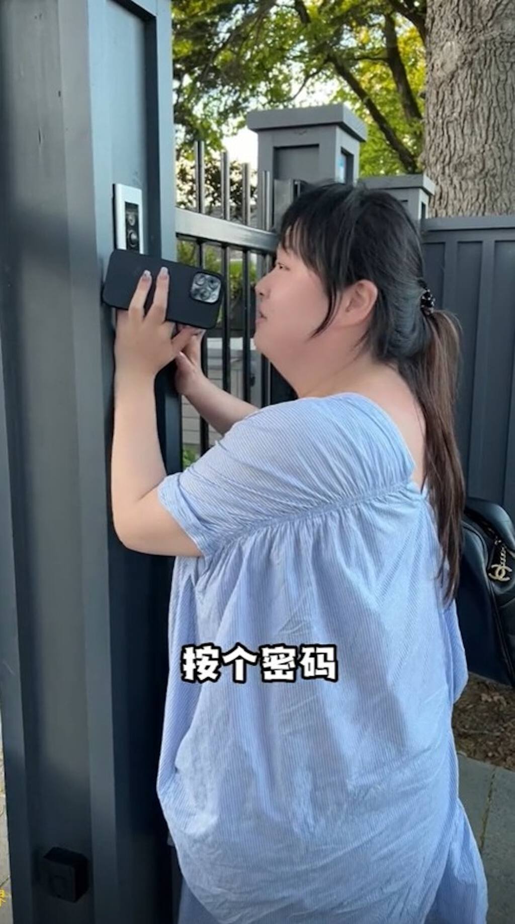 她在片頭便自稱自己是位「隱形富婆」，只見她輸入閘口密碼，鐵閘打開後便是迎面而來的藍色別墅。