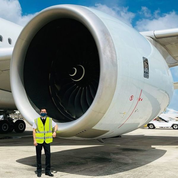 麥大力在社交平台分享一張站在「空中巴士A350」前的照片宣布重返老本行。