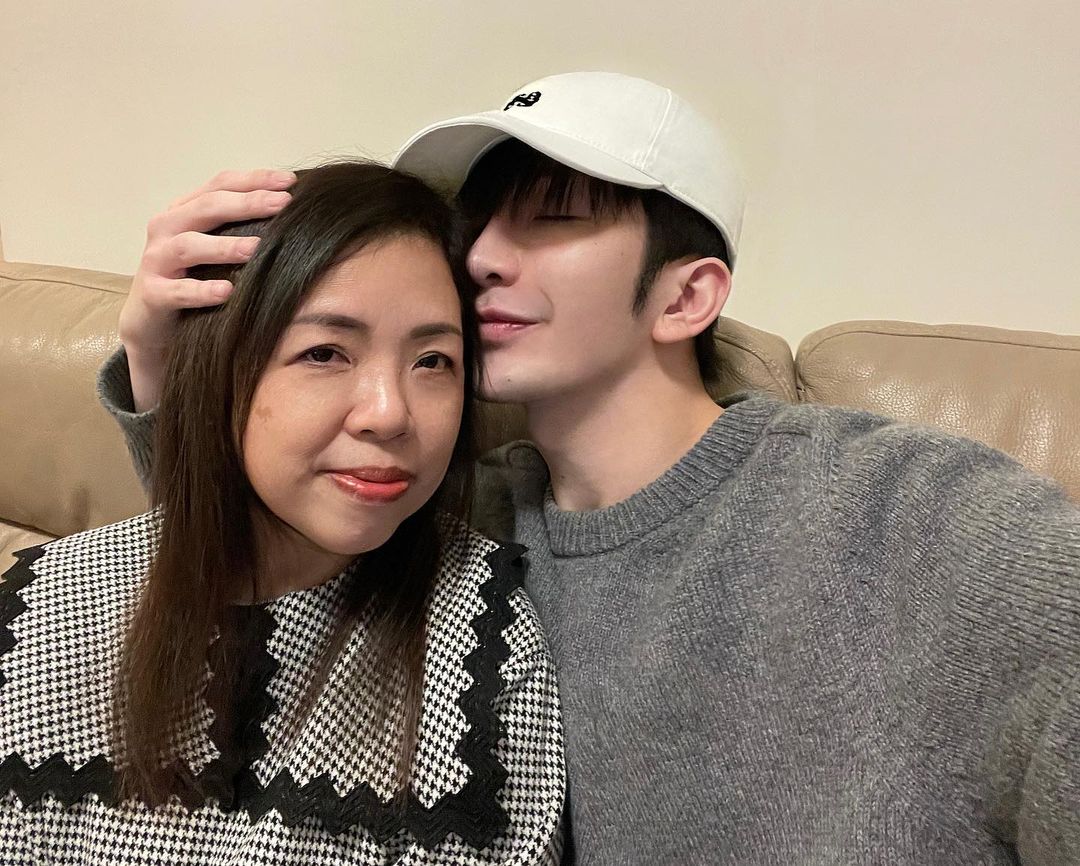 巨蟹男不善於表達內心想法，大多都是內斂害羞的，而他們在喜歡的人面前會因為緊張而手足無措。