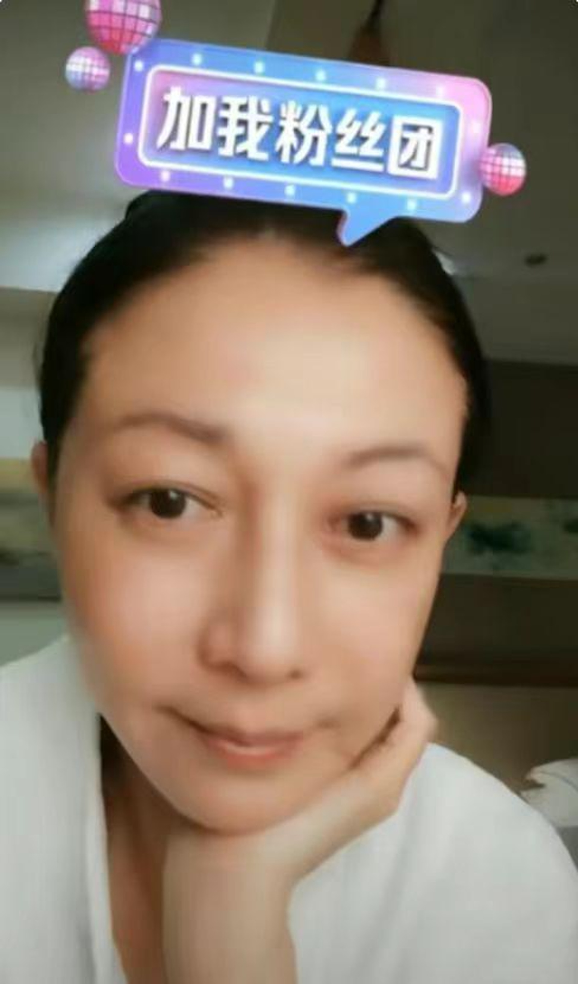 日前吳綺莉深夜直播與網民聊天，罕有提及與成龍的感情及囡囡的近況。