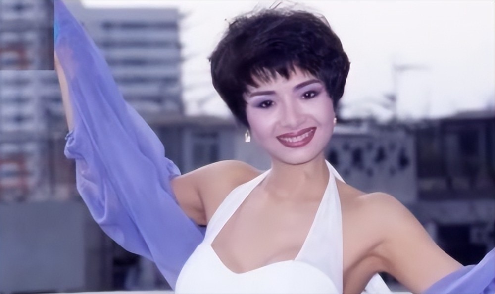 現年56歲的葉子楣家中排行最小，上有兩兄一姐；1985年於亞視訓練班出道後，參演亞視劇的小角色。