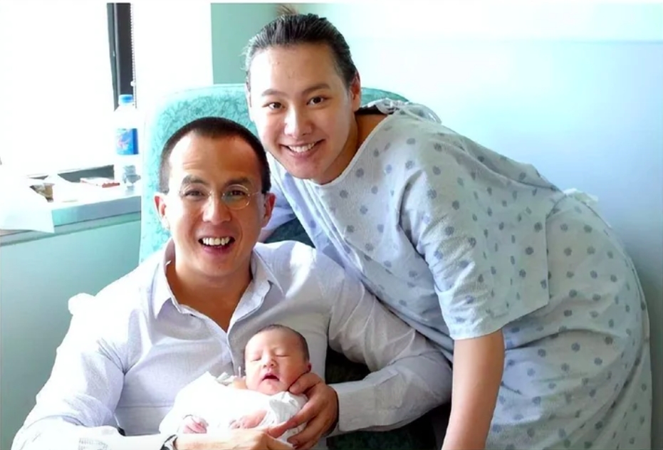 2008年,梁洛施被爆與與李澤楷拍拖,更為對方未婚生下3子。