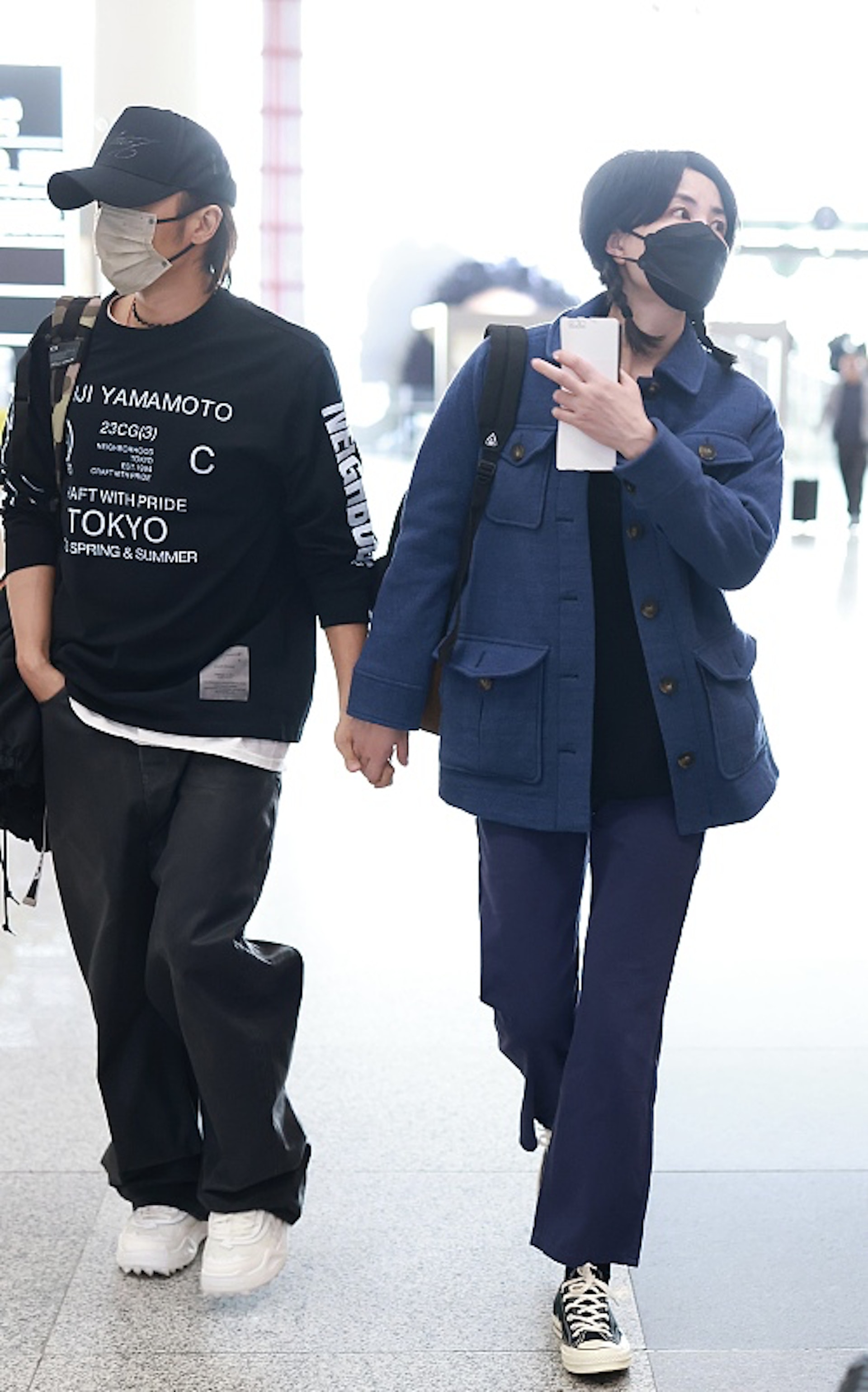 王菲、謝霆鋒重現當年的經典「世紀拖手」畫面。