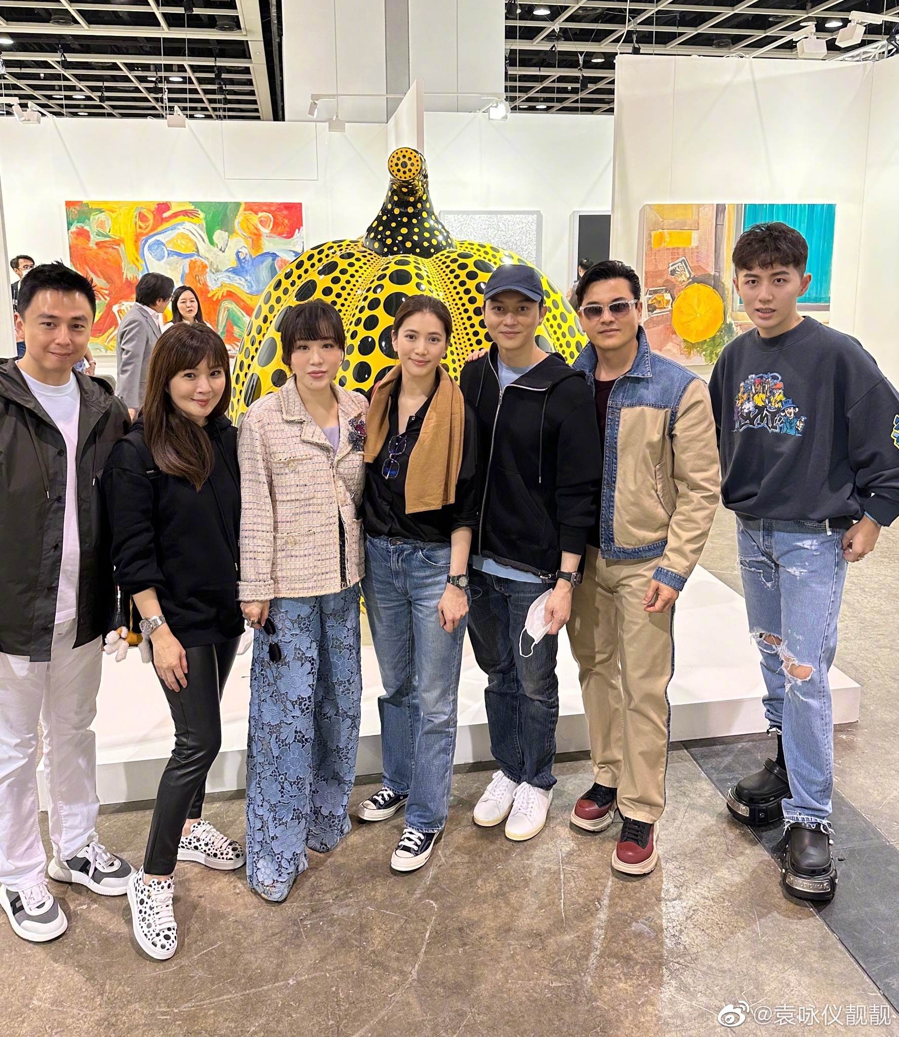 最近有網民在藝術展偶遇袁詠儀同張智霖。