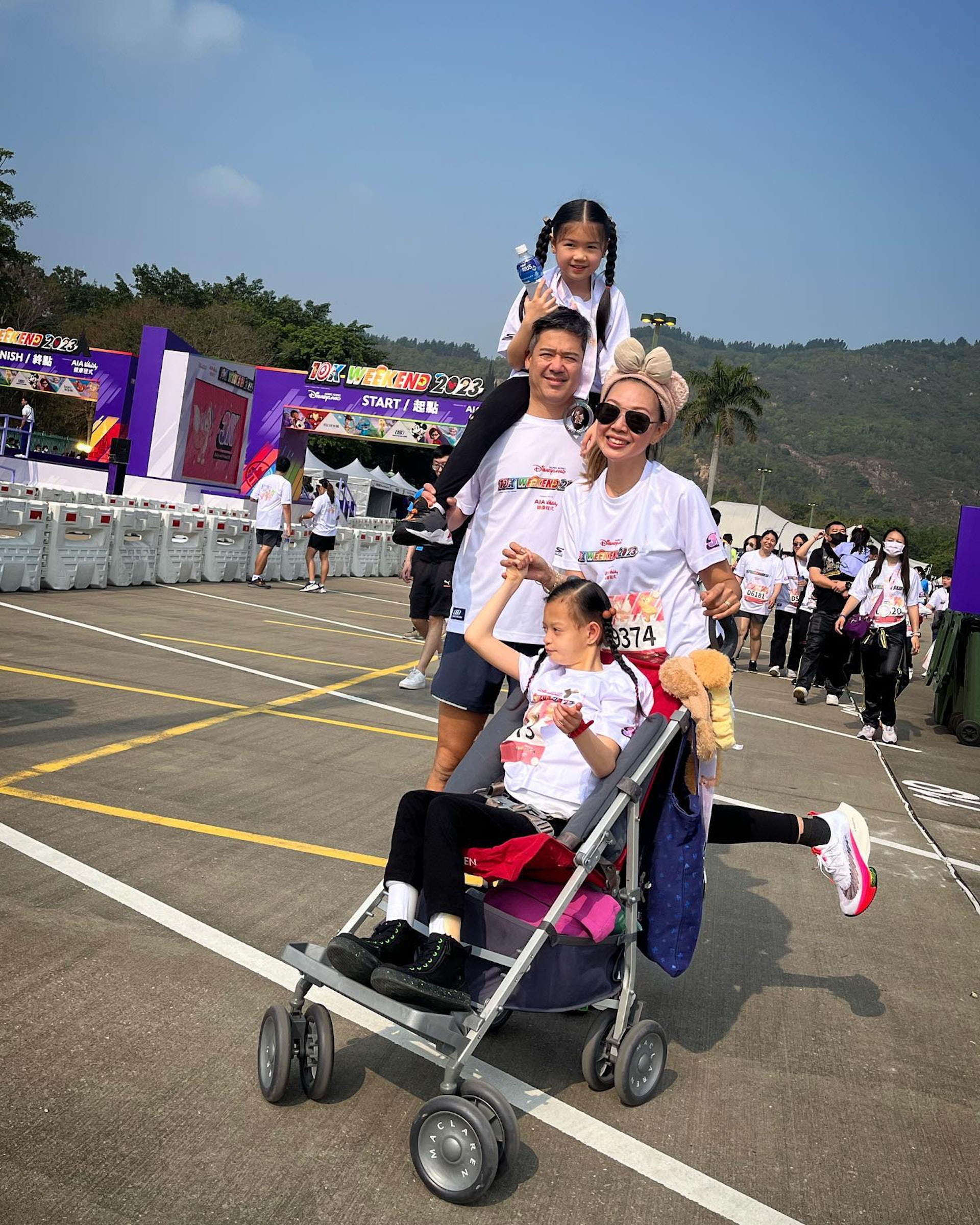 鍾麗淇一家四口參加主題樂園跑步活動。