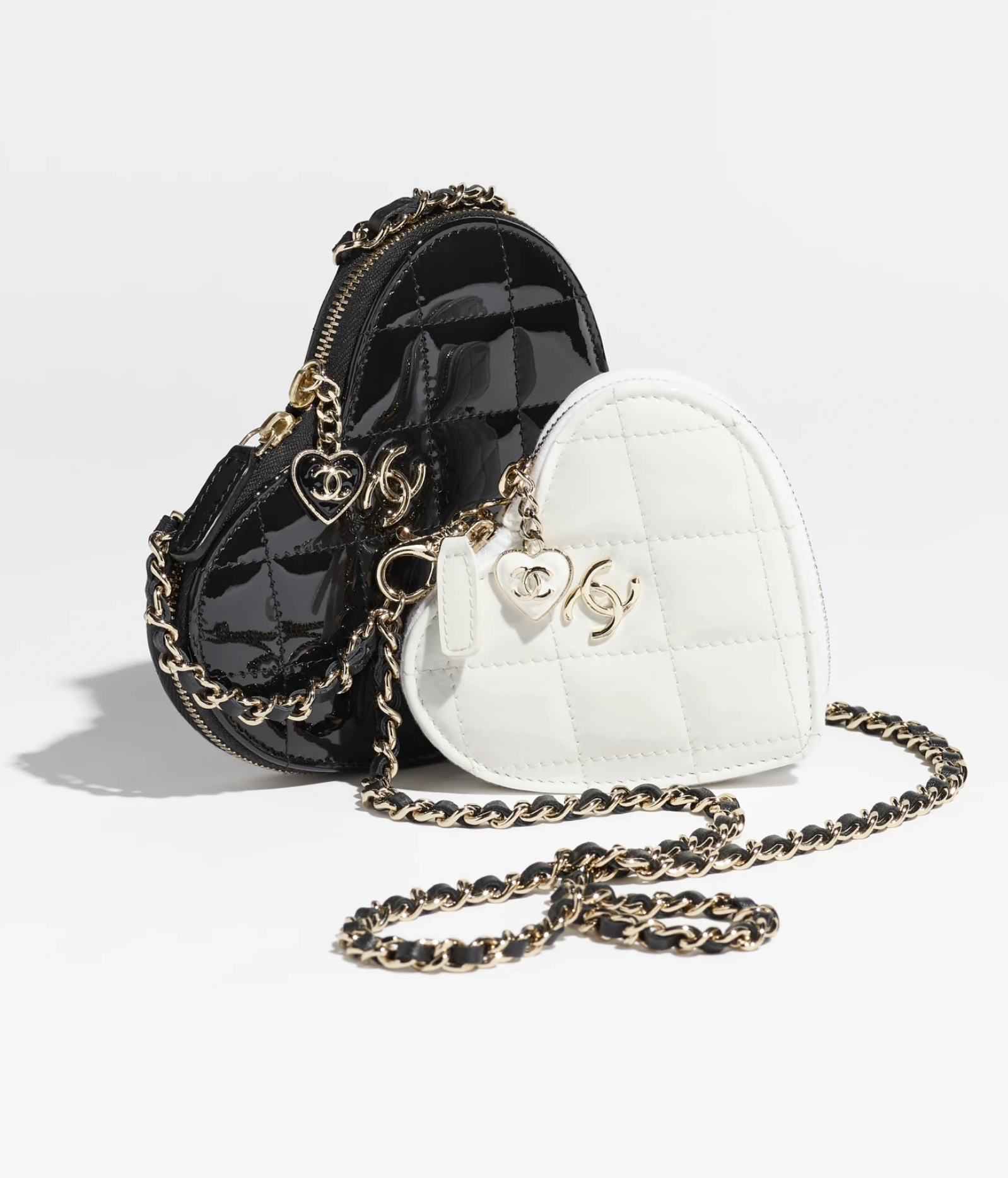 CHANEL就推出以漆皮面的小牛皮，化成2個愛心輪廓，以一黑一白雙邊開口設計