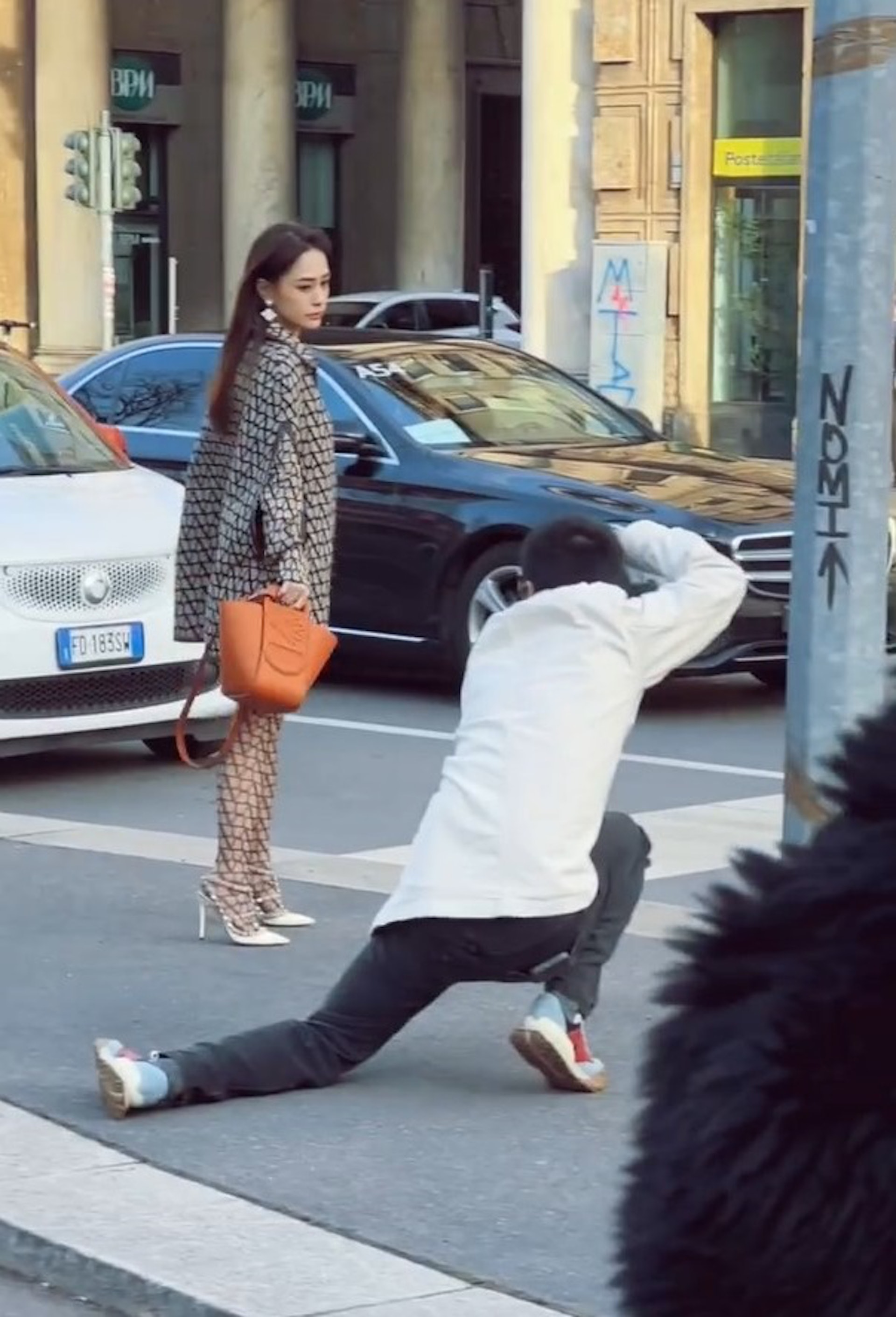 披着中分長髮的阿嬌自然地擺出各種Pose。