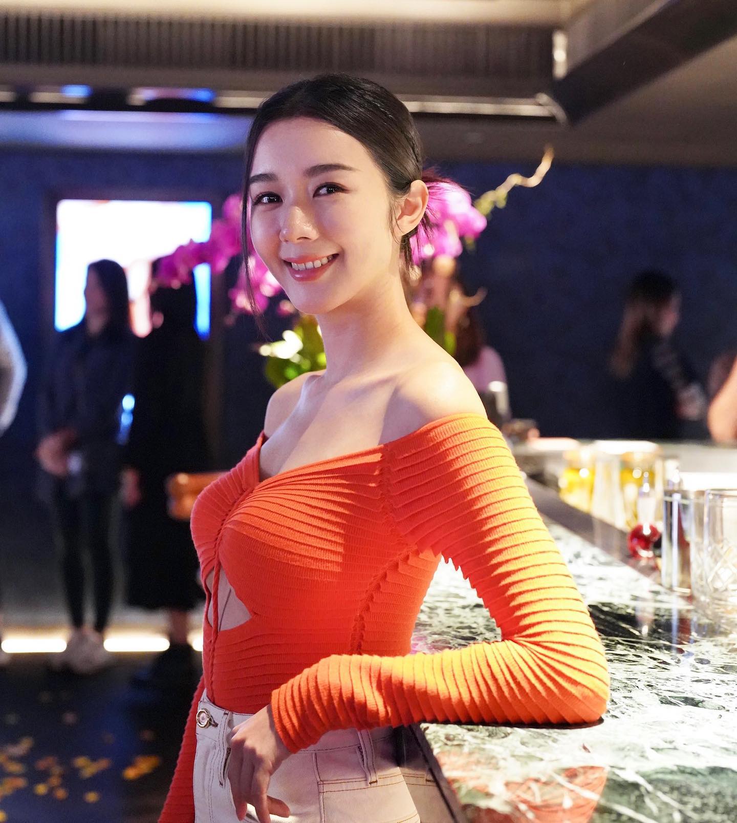 麥明詩側身,其傲人上圍形成超3D效果,更令「南半球」若隱若現。