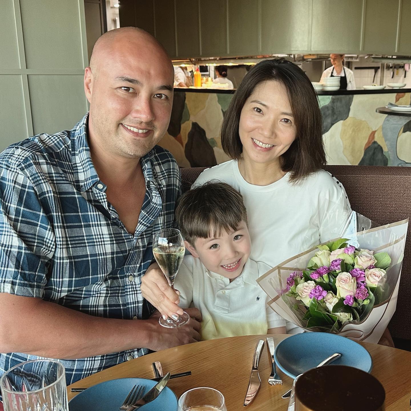 二人拍拖三年後正式在泰國結婚,2007年更誕下兒子BBQ。