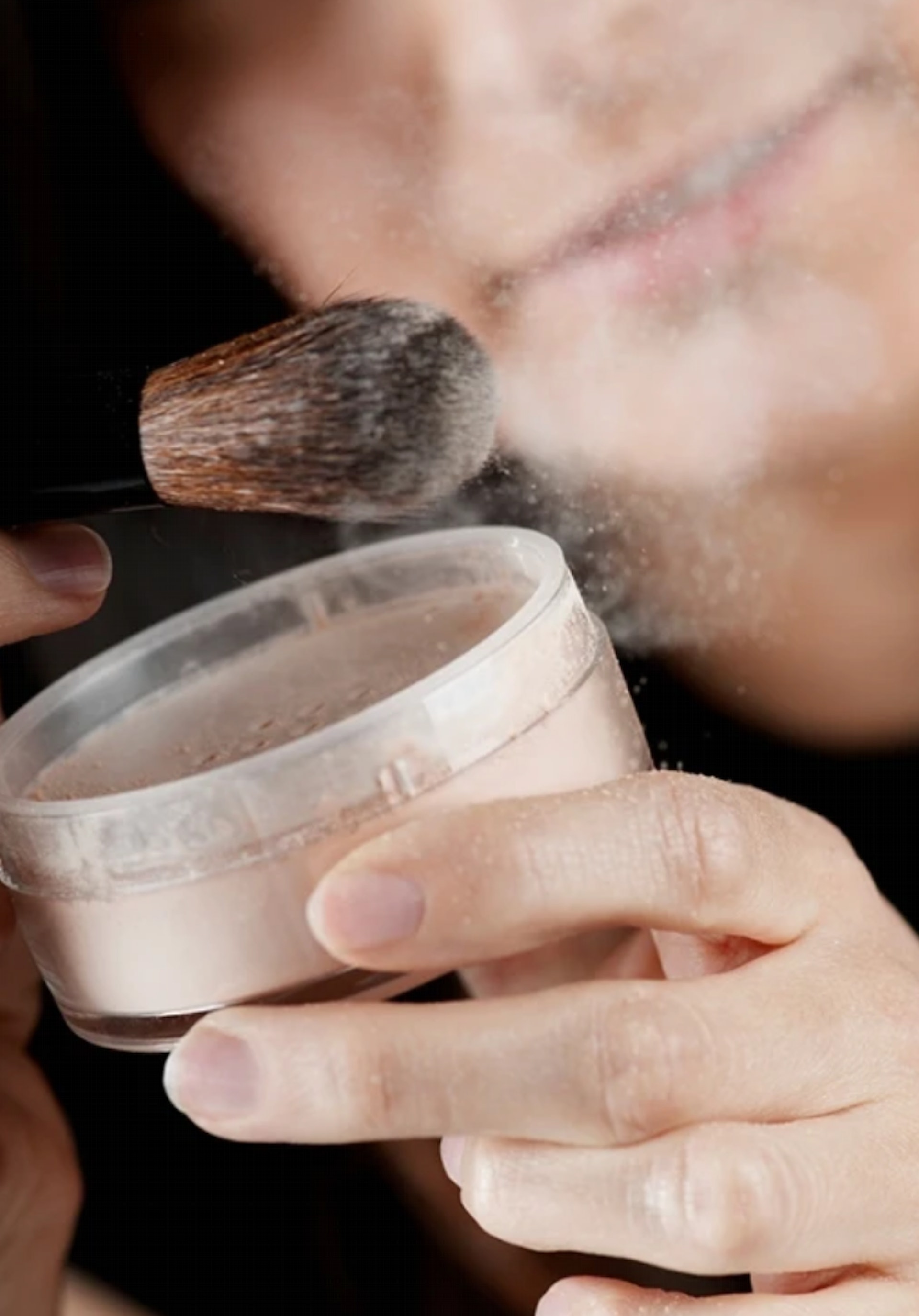 蜜粉隱藏用途:掃具清潔。